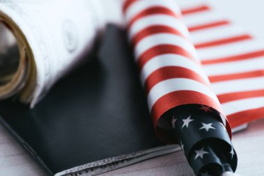 Pasaport ve doları banknot yakınındaki Amerikan bayrağı yakın çekim 