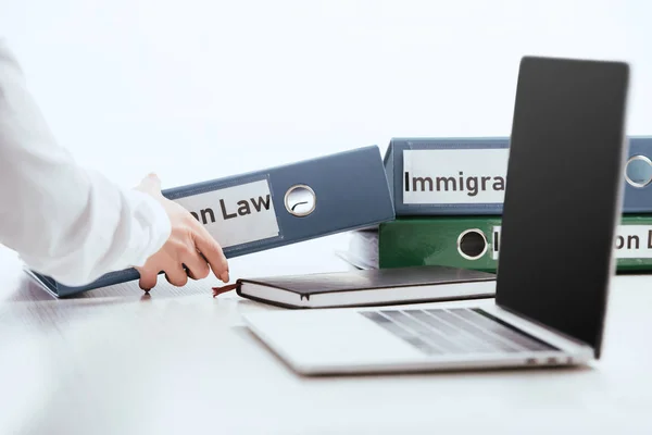 Frau Nimmt Ordner Mit Einwanderungsgesetz Schriftzug Der Nähe Von Laptop — Stockfoto