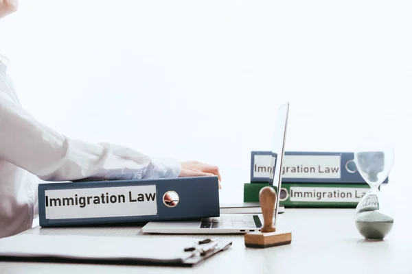 Frau Nimmt Ordner Mit Einwanderungsgesetz Schriftzug Der Nähe Von Laptop — Stockfoto