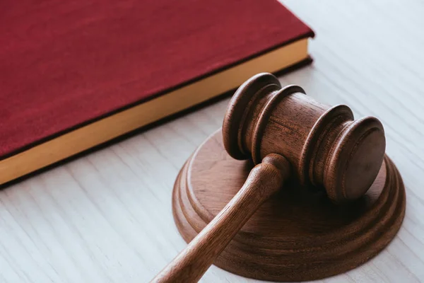 Selective Focus Wooden Gavel Notebook Table — Stock Photo, Image