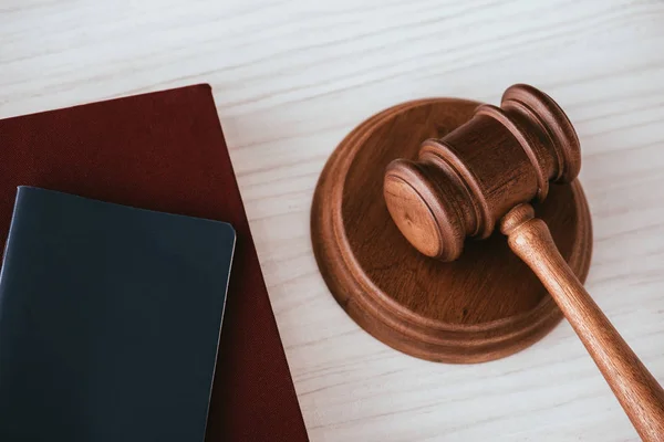 Wooden Gavel Passport Notebook Table — Stock Photo, Image