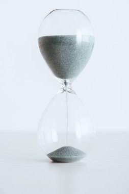 Koşu kum üzerinde beyaz izole ile şeffaf kum saati