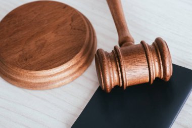 Tablo pasaportla yakınındaki tahta tokmak, yakın çekim