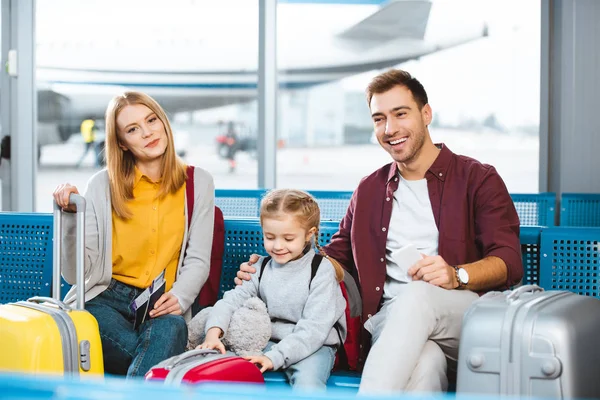 Happy Family Waiting Departure Lounge Smiling Luggage — Stock Photo, Image