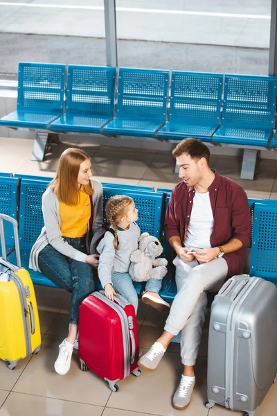 Bovenaanzicht Van Vader Praten Met Dochter Buurt Van Koffers Vrouw — Stockfoto