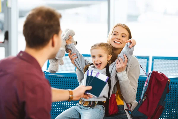 Selective Focus Cheerful Daughter Holding Hands Head Smiling Mother Father — Stock Photo, Image