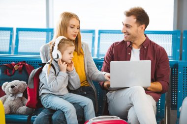 çekici kadın kocası ile laptop kızı kulaklık Havaalanı yakınındaki söz 