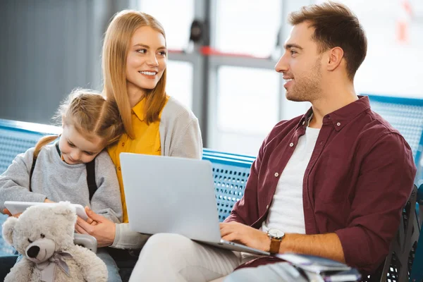 Esposa Feliz Marido Mirándose Cerca Hija Con Tableta Digital Sala —  Fotos de Stock