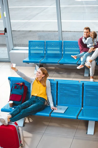 Selective Focus Cheerful Woman Taking Selfie Airport People Background — Stock Photo, Image