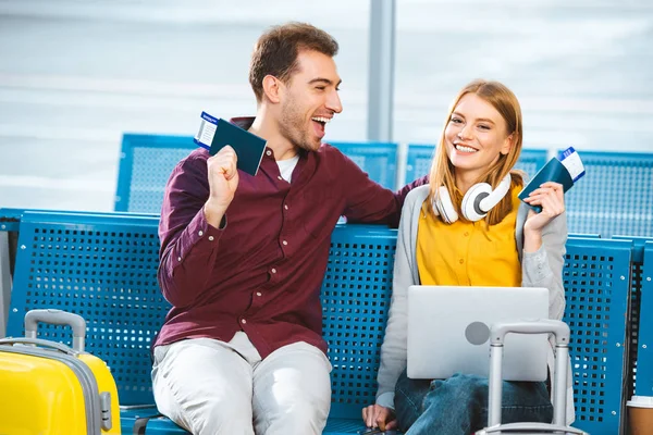 Alegre Pareja Sosteniendo Pasaportes Con Billetes Avión Aeropuerto Cerca Equipaje — Foto de Stock