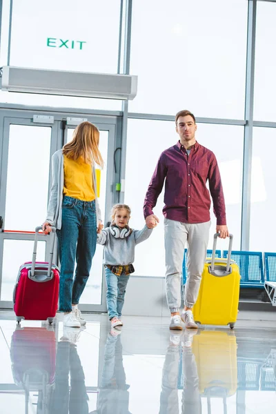 Lycklig Hustru Och Man Håller Händerna Med Söt Dotter Avgångshallen — Stockfoto