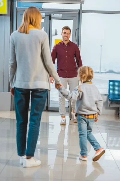 Back View Wife Holding Hands Daughter Looking Husband Waiting Hall — Stock Photo, Image