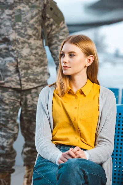 Enfoque Selectivo Hermosa Mujer Sentada Aeropuerto Con Veterano Fondo — Foto de Stock