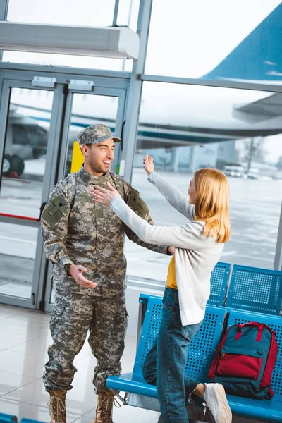 Femme Heureuse Regardant Petit Ami Uniforme Militaire Debout Avec Les — Photo