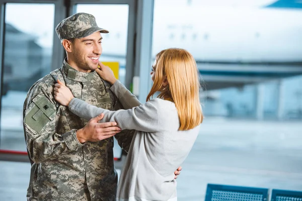 Boldog Asszony Átölelve Barátja Repülőtéren Katonai Egyenruhában — Stock Fotó
