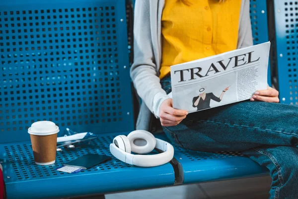 Kadın Kulaklık Havaalanı Yakınındaki Gazete Okuma Görünümünü Kırpılmış — Stok fotoğraf