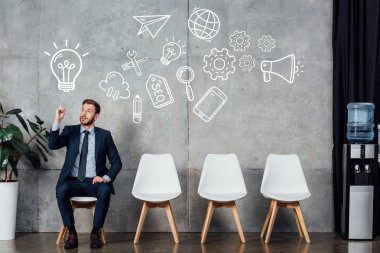 işadamı bekleme salonu duvar seo simgelerle oturuyor ve fikir jest gösterilen elbiseli 