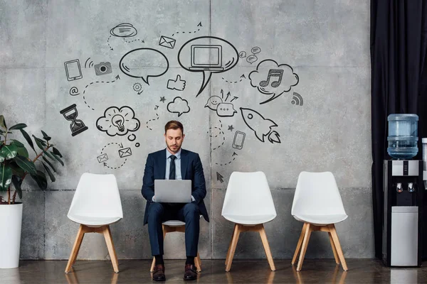 Smiling Businessman Sitting Chair Using Laptop Waiting Hall Social Media — Stock Photo, Image