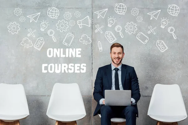 Sonriente Hombre Negocios Sentado Silla Uso Computadora Portátil Sala Espera — Foto de Stock