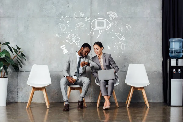 Multiethnic Colleagues Laptop Coffee Sitting Checking Time Watch Waiting Hall — Stock Photo, Image