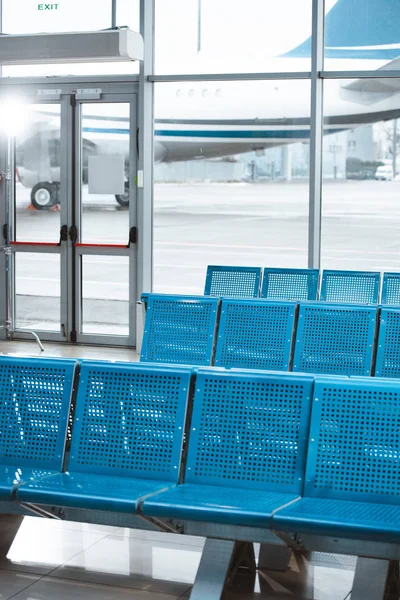 Пустой Зал Вылета Синими Металлическими Креслами Аэропорту — стоковое фото