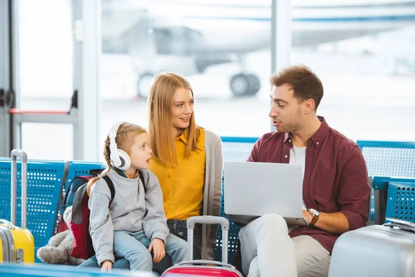 Niño Sorprendido Los Auriculares Mirando Papá Mientras Está Sentado Cerca — Foto de Stock