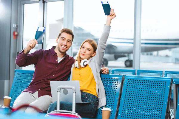 荷物に近い空港笑顔彼氏に近い頭の上のパスポートを保持して幸せなガール フレンド — ストック写真