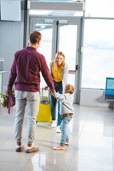 Mutter Mit Gepäck Schaut Ehemann Und Tochter Beim Treffen Flughafen — Stockfoto