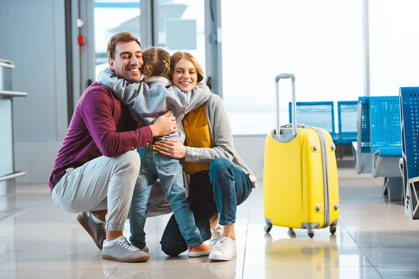 arkadan görünüşü çocuk anne ve baba bekleme salonunda sarılma 