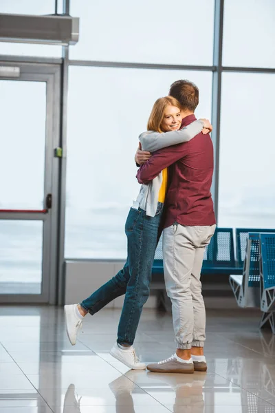 Aantrekkelijke Vrouw Knuffelen Vriendje Wachten Hall — Stockfoto