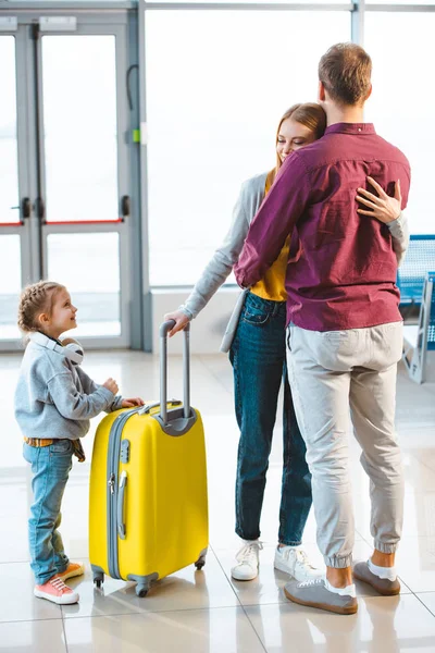 Cute Child Holding Teddy Bear Looking Mom Dad Hugging Airport — Stock Photo, Image