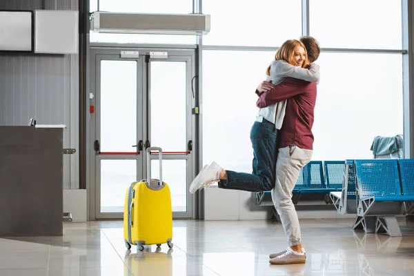 Attractive Woman Hugging Boyfriend Waiting Hall Suitcase — Stock Photo, Image