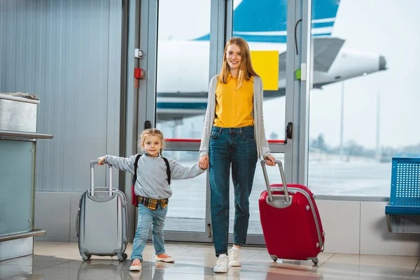 Cheerful Mother Daughter Holding Hands Airport — Stock Photo, Image