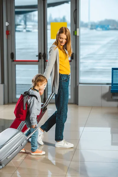 Attraktive Mutter Schaut Tochter Und Läuft Mit Gepäck Flughafen — Stockfoto