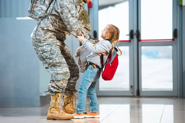 Putri Bahagia Memegang Ayah Dalam Seragam Militer Bandara — Stok Foto