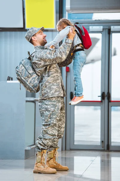 Happy Father Military Uniform Holding Arms Cute Daughter Airport — Stock Photo, Image