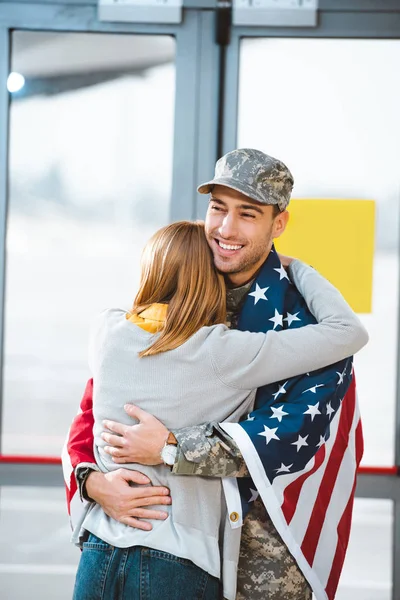 Bilde Kvinne Som Klemmer Kjæresten Militæruniform Med Amerikansk Flagg Flyplassen – stockfoto