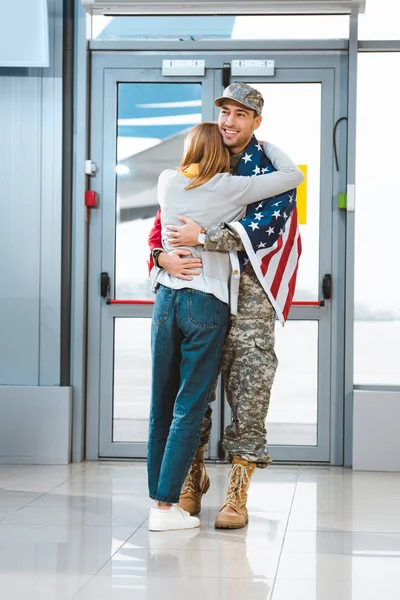 Cheerful Veteran Military Uniform Hugging Girlfriend Airport — Stock Photo, Image