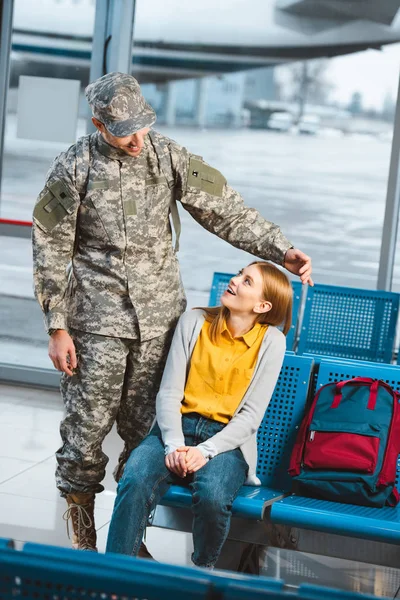 Veterano Feliz Uniforme Militar Olhando Para Namorada Surpresa Aeroporto — Fotografia de Stock