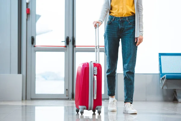 Vista Recortada Mujer Pie Con Equipaje Aeropuerto — Foto de Stock