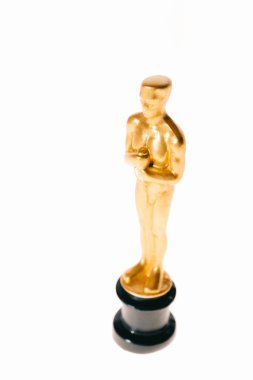 KYIV, UKRAINE - 10 HAZİRAN 2019: beyaz üzerine izole edilmiş parlak altın Oscar ödülü