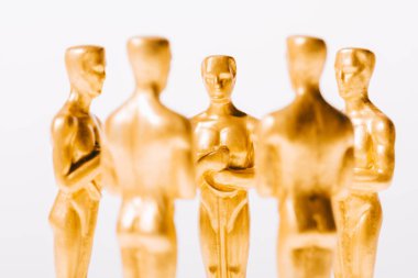 KYIV, UKRAINE - 10 HAZİRAN 2019: Beyaz üzerine izole edilmiş altın oskar heykelciklerinin seçici odağı