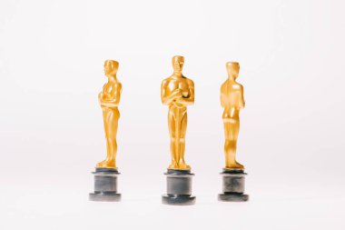 KYIV, UKRAINE - 10 HAZİRAN 2019: Beyaz üzerine izole edilmiş parlak Hollywood Oskar ödüllü heykelcikler 