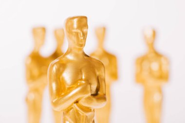 KYIV, UKRAINE - 10 HAZİRAN 2019: Beyaz üzerine izole edilmiş Hollywood Oscar heykelciklerine yakın çekim 