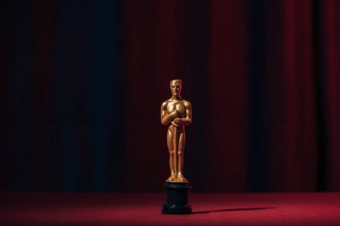 KYIV, UKRAINE - 10 HAZİRAN 2019: koyu arkaplanda parlak altın Oscar ödülü