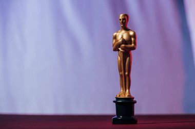 KYIV, UKRAINE - 10 HAZİRAN 2019: Mor arkaplanda fotokopi alanı ile altın oscar ödülü