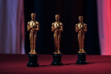 KYIV, UKRAINE - 10 HAZİRAN 2019: koyu arkaplanda parlak altın Oscar ödülleri