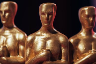 KYIV, UKRAINE - 10 HAZİRAN 2019: siyah üzerine izole edilmiş Hollywood Oscar heykelciklerine yakın çekim