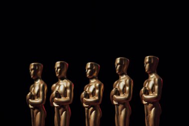 KYIV, UKRAINE - 10 HAZİRAN 2019: siyah üzerine izole edilmiş Hollywood Oskar ödüllü heykelcikler