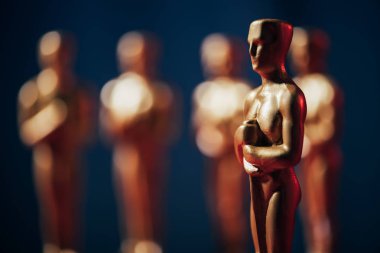 KYIV, UKRAINE - 10 HAZİRAN 2019: Koyu arkaplan üzerine Hollywood Oskar ödülünün seçici odak noktası